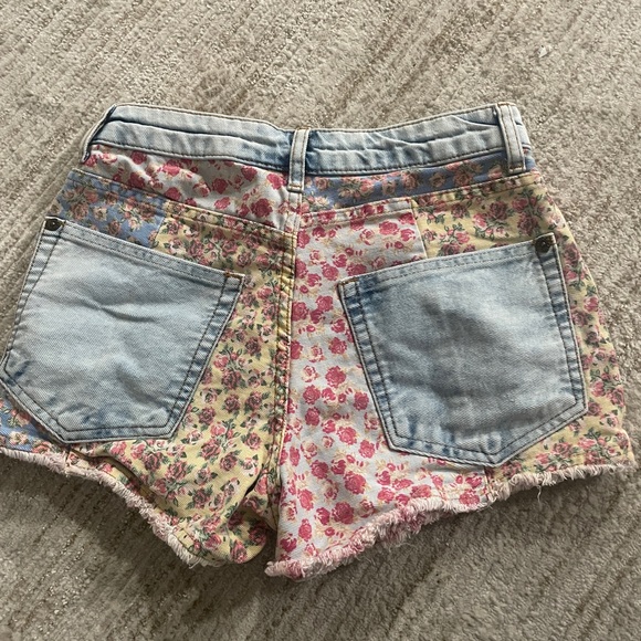 FARM Rio Floral Ditsy Patchwork Denim High Waisted Shorts Size 26 - Picture 4 of 4